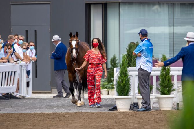La jinete belga Larissa Pauluis y su caballo Flambeau fotografiados durante la inspección de caballos del equipo de equitación de Bélgica.