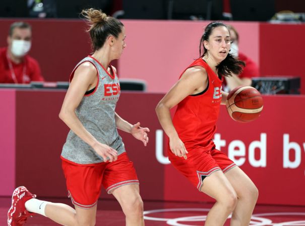Jugadoras de la selección olímpica de baloncesto de España Maite Cazorla (derecha) y Alba Torrens asisten a una sesión de entrenamiento en el Saitama Super Arena.