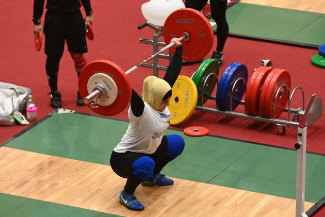 Kumushkhon Fayzullaeva de Uzbekistán participa en una sesión de entrenamiento antes del inicio de la competencia de levantamiento de pesas de los Juegos Olímpicos de Tokio 2020 en el Foro Internacional de Tokio el 23 de julio de 2021.