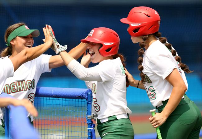 Suzannah Brookshire del equipo de México es felicitada por sus compañeras después de anotar contra Japón durante la Ronda de Apertura de Softbol de los Juegos Olímpicos de Tokio 2020 en el Estadio de Béisbol Fukushima Azuma el 22 de julio de 2021.
