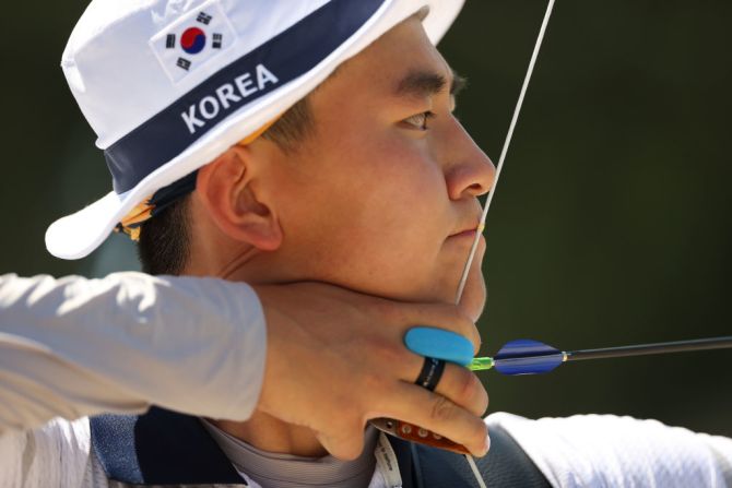 Je Deok Kim del equipo de Corea del Sur compite en la ronda de clasificación individual masculina durante los Juegos Olímpicos de Tokio 2020 en el campo de tiro con arco del parque Yumenoshima el 23 de julio de 2021 en Tokio, Japón.