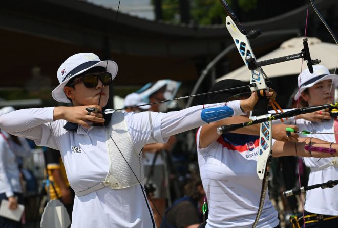 An San (izquierda) de Corea del Sur estableció el primer récord olímpico de los Juegos de Tokio 2020 en la ronda de clasificación individual de tiro con arco femenino en el Yumenoshima Park Archery Field el 23 de julio. Disparó 36 10 y 16 X, 680, para romper el récord anterior de Lina Herasymenko de Ucrania, quien anotó 673 en los Juegos de Atlanta de 1996.