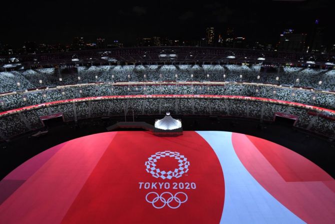 Una toma panorámica muestra el emblema de Tokio 2020 y el escenario antes de la ceremonia de apertura de los Juegos Olímpicos de Tokio 2020.