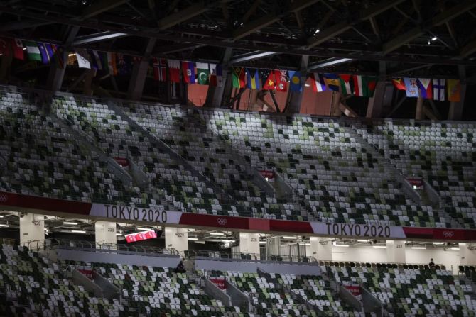 Se ven asientos vacíos justo antes de la ceremonia de apertura de los Juegos Olímpicos de Tokio 2020, en el Estadio Olímpico de Tokio.