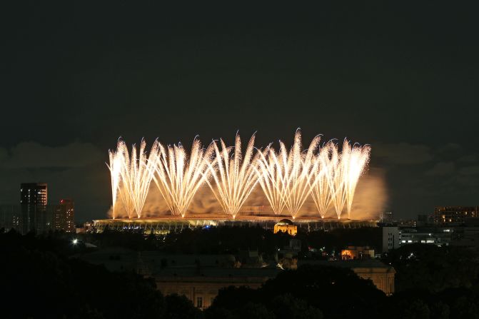 Vista fuera del estadio mientras se ven fuegos artificiales durante la Ceremonia de Apertura de los Juegos Olímpicos.