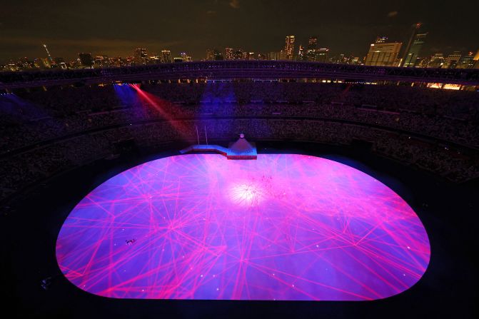 Vista general del espectáculo de luces mientras se ve la silueta de Tokio durante la Ceremonia de Apertura de los Juegos Olímpicos de Tokio 2020.