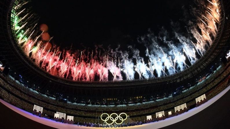 Bailarines actúan alrededor de los anillos olímpicos bajo un espectáculo de fuegos artificiales durante la ceremonia de apertura de los Juegos Olímpicos de Tokio 2020, en el Estadio Olímpico, en Tokio, el 23 de julio de 2021. . / AFP a través de Getty Images)