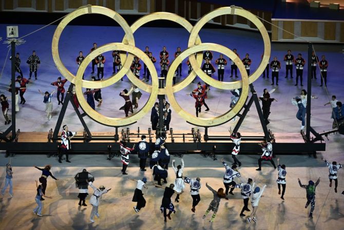 Artistas ensamblan los Anillos Olímpicos durante la ceremonia de apertura.