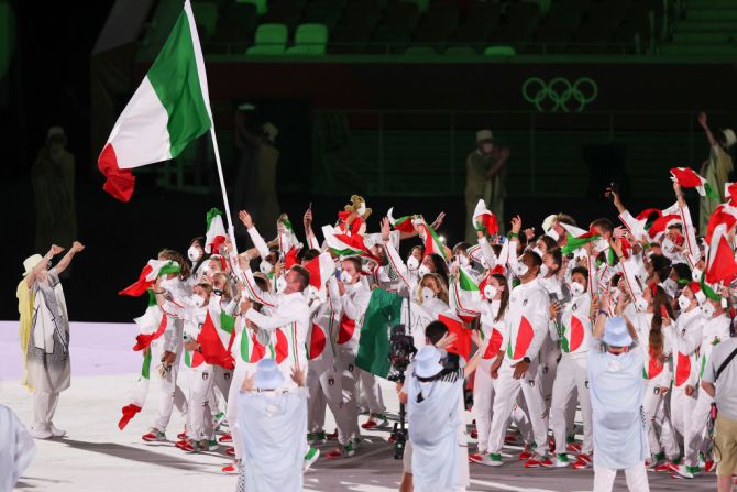 La delegación de Italia durante la ceremonia de apertura de los Juegos Olímpicos de Tokio 2020.