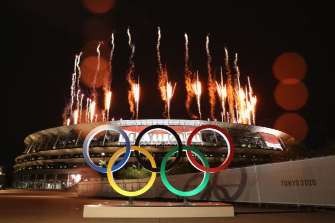 Una vista general fuera del estadio olímpico mientras se lanzan fuegos artificiales.
