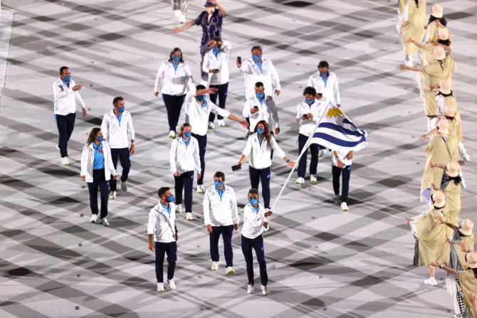La delegación de Uruguay en el Estadio Olímpico el 23 de julio de 2021 en Tokio, Japón.