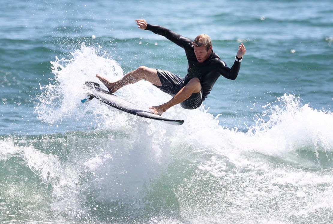 Leandro Usuna, el surfista argentino que buscará hacer historia en Tokio.