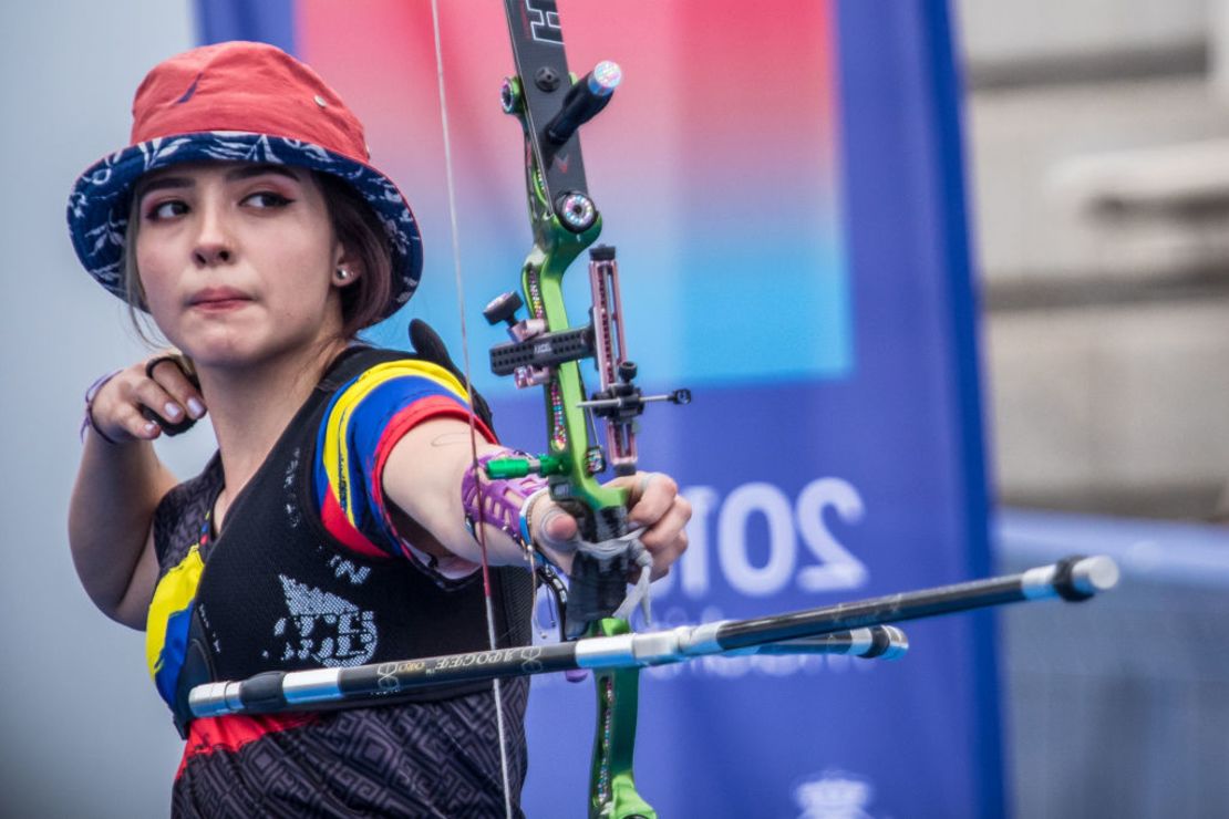 Valentina Acosta compite en la disciplina de tiro con arco. En esta foto se la ve durante el Campeonato Mundial de Arquería Junior de 2019, donde obtuvo la medalla de oro en tiro recurvo.