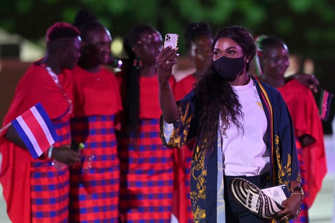 La abanderada de Colombia y campeona en salto triple, Caterine Ibargüen, druante la ceremonial de aperture en Tokio.