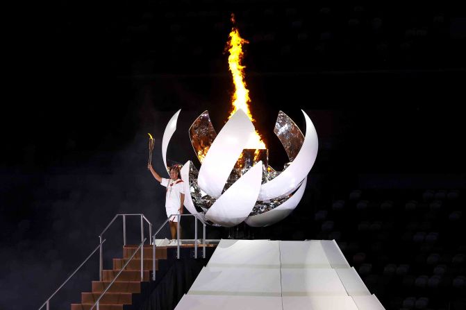 Naomi Osaka enciende la llama olímpica durante la ceremonia de apertura.