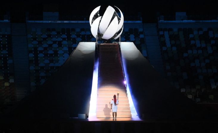 La tenista Naomi Osaka encendió la llama olímpica en la ceremonia de inauguración de los Juegos.