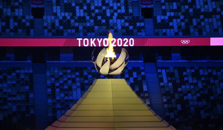 La llama olímpica ilumina la ceremonia de apertura de los Juegos Olímpicos de Tokio 2020.