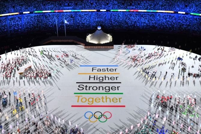 Una vista panorámica de los atletas que formaron parte de la apertura de los Juegos Olímpicos de Tokio 2020, con un mensaje de esperanza.