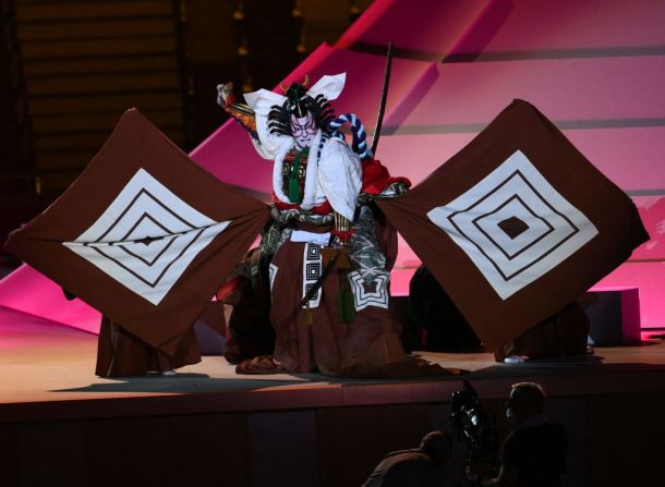 El actor japonés kabuki Ebizo Ichikawa hizo una presentación durante la ceremonia de apertura de los Juegos Olímpicos de Tokio 2020.