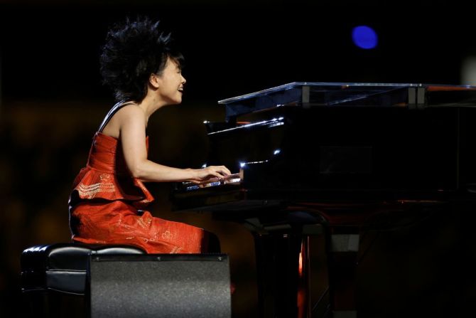 La pianista japonesa Hiromi, durante la ceremonia de apertura de los Juegos Olímpicos de Tokio 2020.