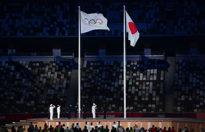 Un guardia de honor saluda a la bandera olímpica durante la ceremonia de apertura de los Juegos Olímpicos de Tokio 2020.