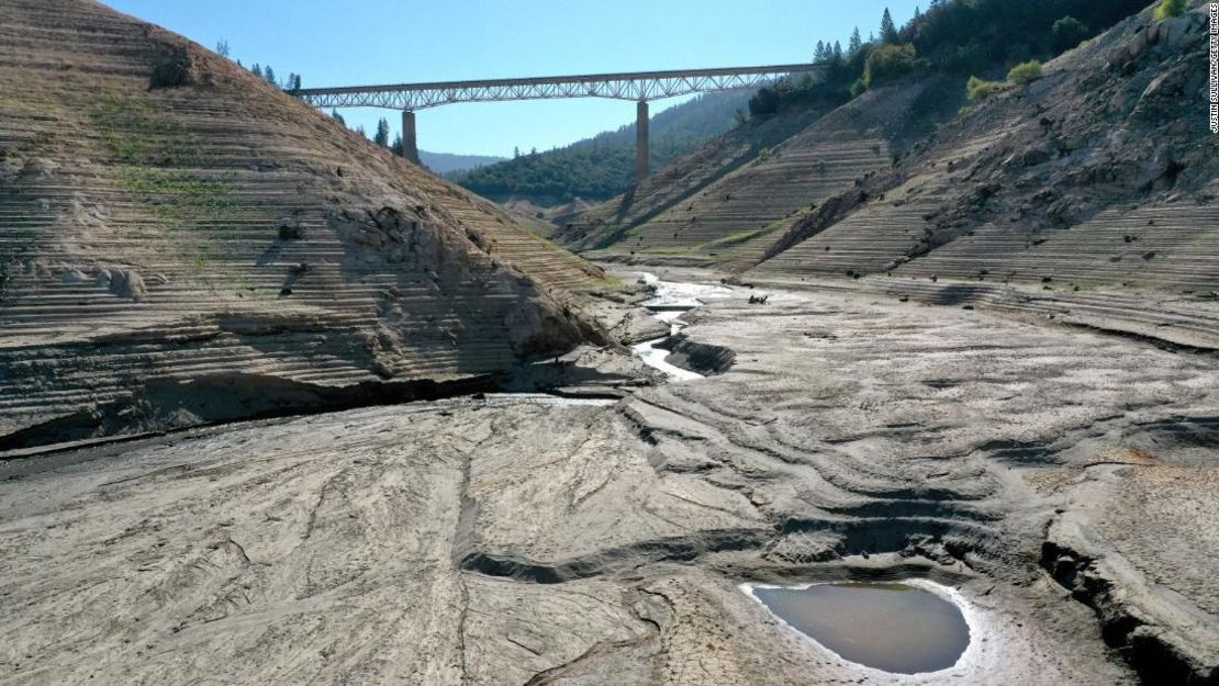 En una vista aérea, los bajos niveles de agua son visibles en el lago Oroville el 22 de julio de 2021, en Oroville, California. Mientras continúa la emergencia por la extrema sequía en California, los ladrones se están llevando miles de millones de galones de agua, aprovechando los hidrantes para incendios, los ríos e incluso las pequeñas casas familiares y las granjas.