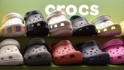 CNNE 1037224 - crocs acusa varias companias de copiar su iconico zapato