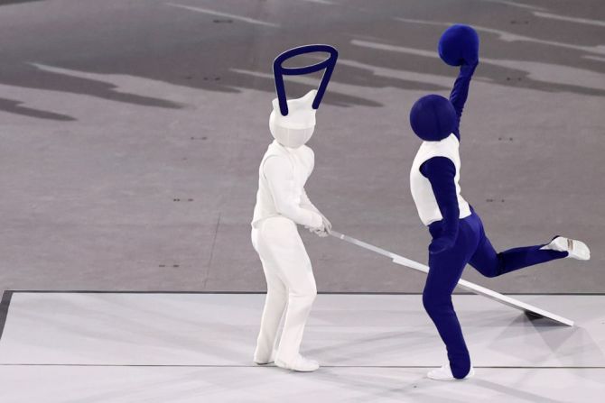 Bailarines representan pictogramas de deportes olímpicos durante la ceremonia de apertura de los Juegos Olímpicos de Tokio 2020 en el Estadio Olímpico el 23 de julio de 2021 en Tokio, Japón.