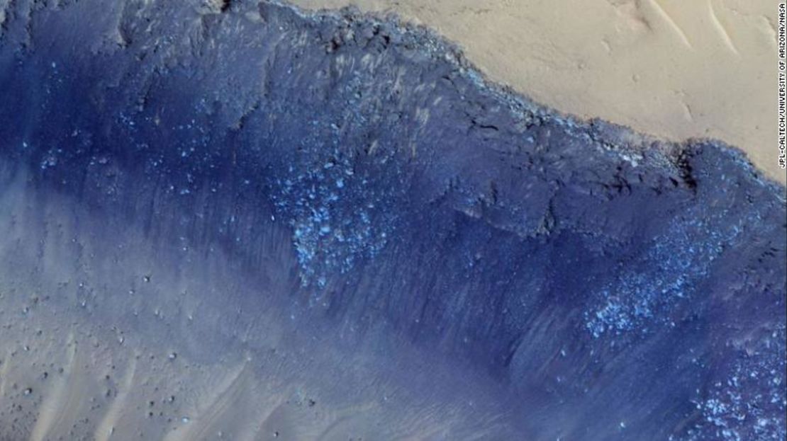 Los mayores sismos detectados por el InSight de la NASA parecen haberse originado en una región de Marte llamada Cerberus Fossae, fotografiada por la cámara HiRISE del Mars Reconnaissance Orbiter de la NASA.