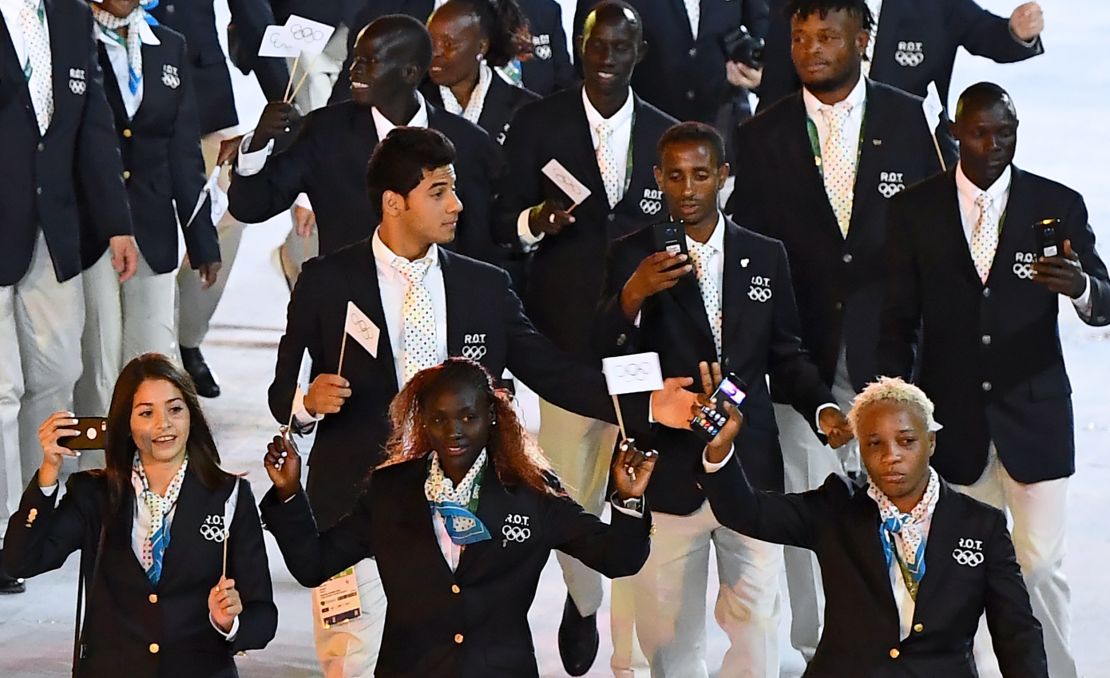 Los miembros del Equipo Olímpico de Refugiados participan en la ceremonia de apertura de los Juegos Olímpicos de Río 2016 en el estadio Maracaná de Río de Janeiro el 5 de agosto de 2016.