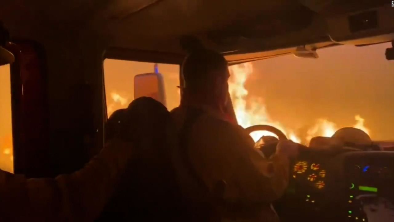 CNNE 1037452 - el momento en que bomberos escapan del incendio tamarack