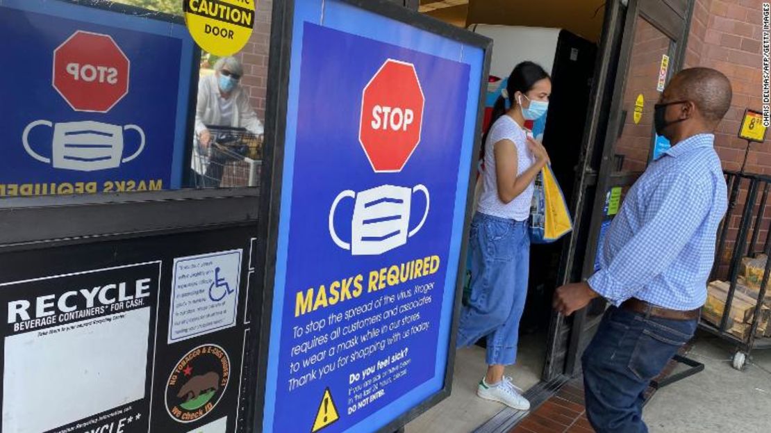 La gente compra en una tienda que exige el uso de mascarillas en Los Angeles el 23 de julio de 2021.