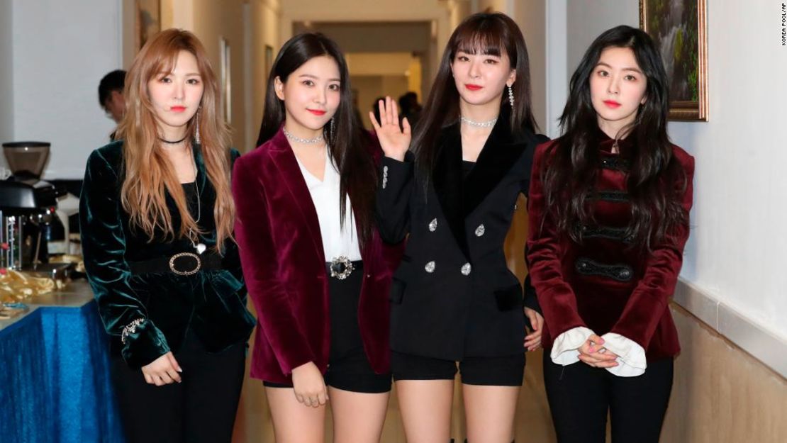 La banda femenina surcoreana Red Velvet es vista después de su actuación en Pyongyang, Corea del Norte, el domingo 1 de abril de 2018.