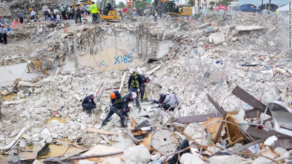 En una foto publicada por el Cuerpo de Bomberos de Miami-Dade el 10 de julio, los equipos trabajan en el lugar del derrumbe del edificio.