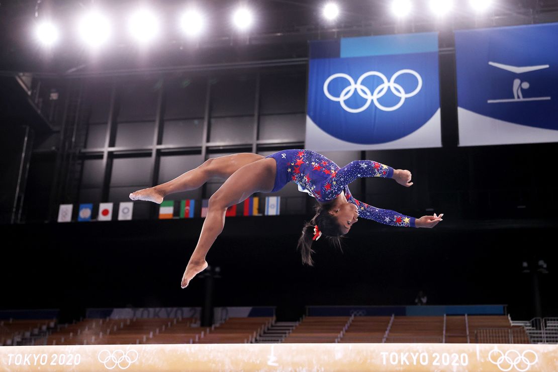 Simone Biles del equipo de Estados Unidos compite en viga de equilibrio durante la calificación femenina en el segundo día de los Juegos Olímpicos de Tokio 2020. Crédito: Laurence Griffiths / Getty Images