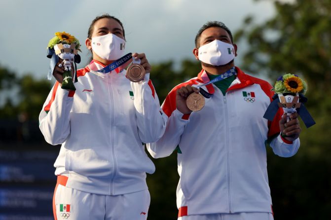 Alejandra Valencia (izquierda) y Luis Álvarez (derecha), de México, posan con la medalla de bronce de la competencia por equipos mixtos en el primer día de los Juegos Olímpicos de Tokio 2020, en el campo de tiro con arco del parque Yumenoshima, el 24 de julio de 2021 en Tokio, Japón.