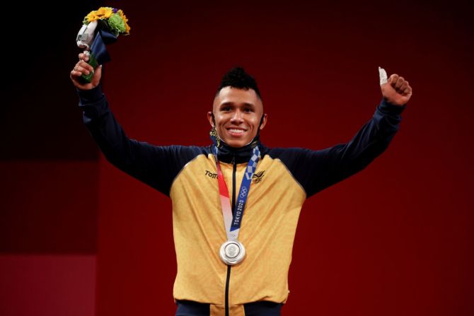Luis Javier Mosquera Lozano, de Colombia, posa con la medalla de plata durante la ceremonia de entrega de medallas de halterofilia 67 kg masculino en el segundo día de los Juegos Olímpicos de Tokio 2020, en el Foro Internacional de Tokio el 25 de julio de 2021 en Tokio, Japón.