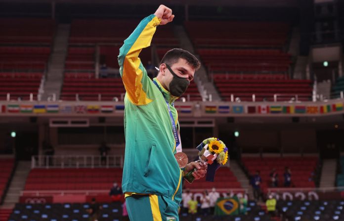 El medallista de bronce B, Daniel Cargnin, de Brasil, posa en el podio durante la ceremonia de entrega de medallas de la final de judo masculino de -66 kg en el segundo día de los Juegos Olímpicos de Tokio 2020, en el Nippon Budokan el 25 de julio de 2021 en Tokio, Japón.