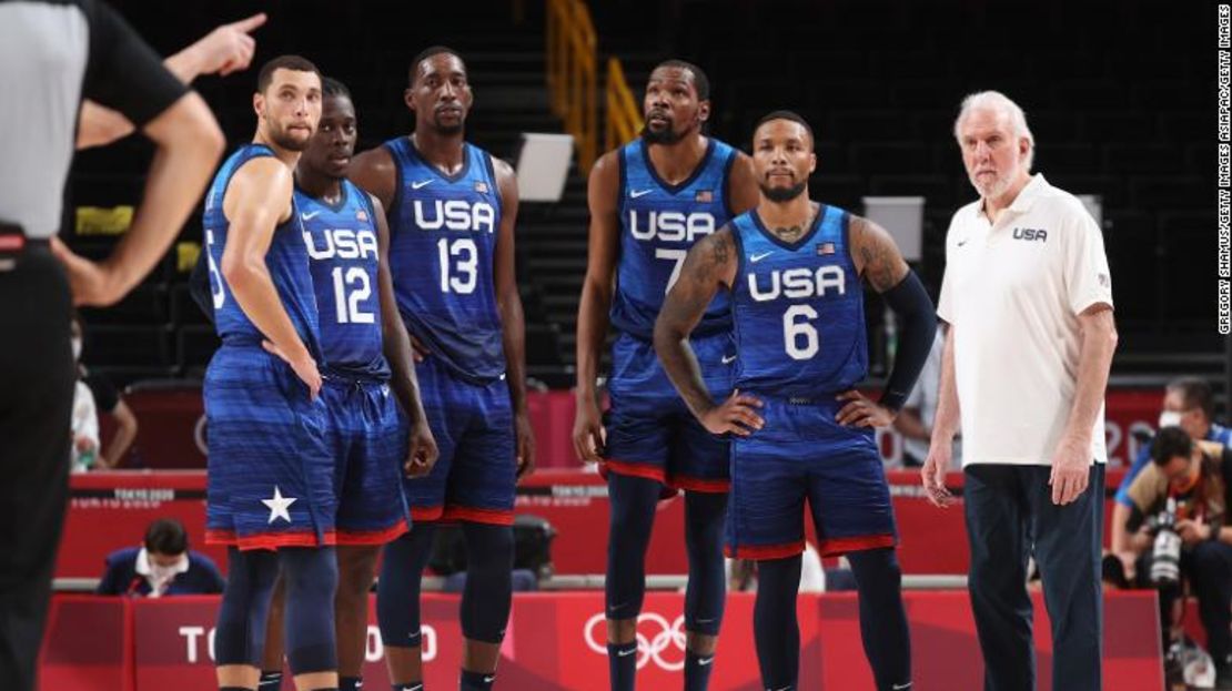 De izquierda a derecha, Zachary Lavine, Jrue Holiday, Bam Adebayo, Kevin Durant, Damian Lillard y el entrenador en jefe Gregg Popovich de Estados Unidos miran con incredulidad durante su partido contra Francia el domingo 25 de julio.