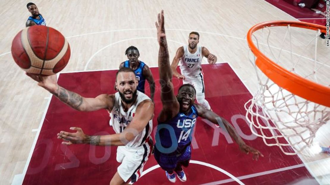 El francés Evan Fournier va por la canasta ante el estadounidense Draymond Green en el Saitama Super Arena en Saitama, Japón, el domingo 25 de julio.