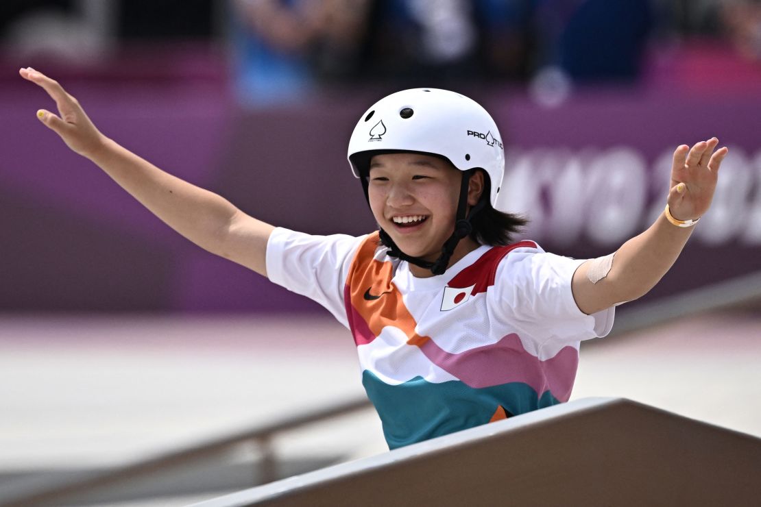 La japonesa Nishiya Momiji celebra después de realizar un truco durante la final de skateboarding el 26 de julio. (Jeff Pachoud / AFP / Getty Images).