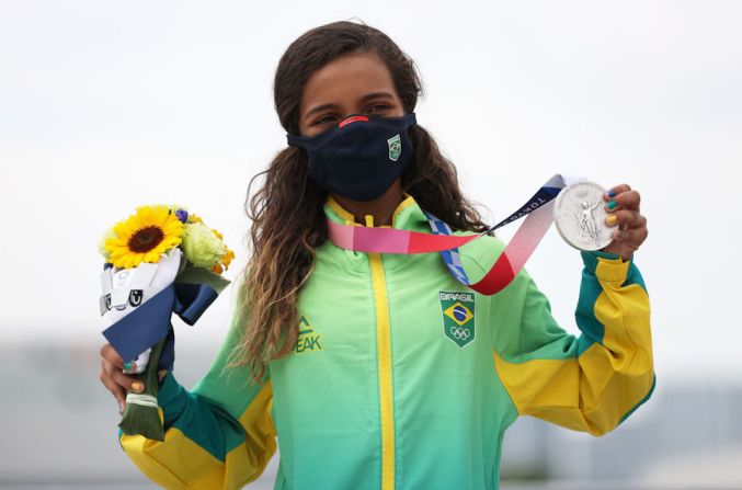 Rayssa Leal, de Brasil, posa con su medalla de plata durante la ceremonia de entrega de medallas de la final de skateboarding femenino en el tercer día de los Juegos Olímpicos de Tokio 2020 en el Ariake Urban Sports Park el 26 de julio de 2021 en Tokio, Japón.