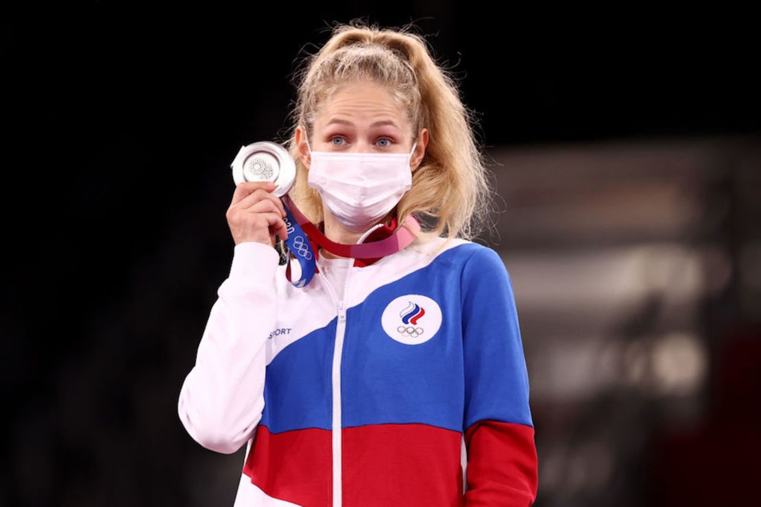 La medallista de plata Tatiana Minina del equipo ruso (ROC) posa en el podio durante la ceremonia de entrega de medallas para el Taekwondo femenino de -57 kg en el segundo día de los Juegos Olímpicos de Tokio 2020 en el Makuhari Messe Hall el 25 de julio de 2021 en Chiba, Japón.