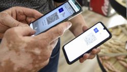 CNNE 1038133 - francia aprueba pase de salud obligatorio por covid-19