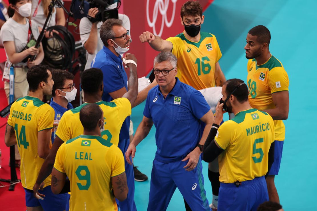 Lucas (número 16) y Mauricio (camiseta 5) con cubrebocas al jugar en Tokio 2020.