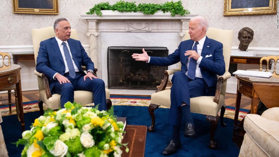 El presidente Joe Biden se reúne con el primer ministro de Iraq, Mustafá Al-Kadhimi (izquierda), en el Despacho Oval de la Casa Blanca el 26 de julio de 2021.