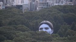 CNNE 1038628 - una cabeza flotante se asoma en un parque de tokio