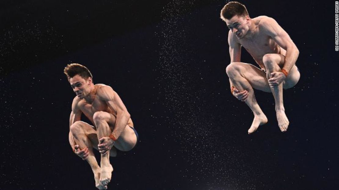 Tom Daley y Matty Lee compiten en la final masculina de clavados sincronizados de plataforma de 10 m.