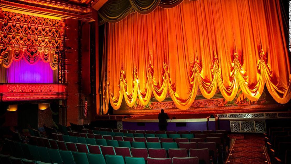 El majestuoso Teatro El Capitán, en el corazón de Hollywood, CA, antes de una proyección de "Raya y el último dragón", cuando los cines reabren el viernes 19 de marzo de 2021.