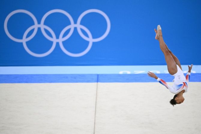 La francesa Melanie De Jesus Dos Santos en la prueba de piso de gimnasia artística.